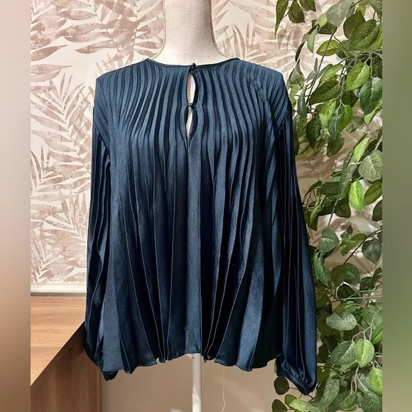 NWOT Vince Pleated Blouse Size M